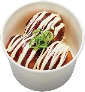 ソースとマヨネーズがかかった揚げたこ焼き