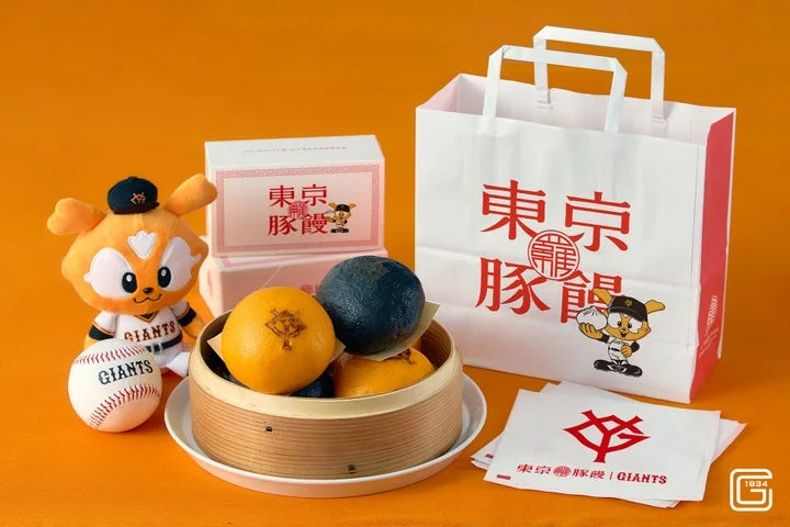 蒸籠に入った饅頭、ジャビットマスコット、ショッパー、野球ボールの集合