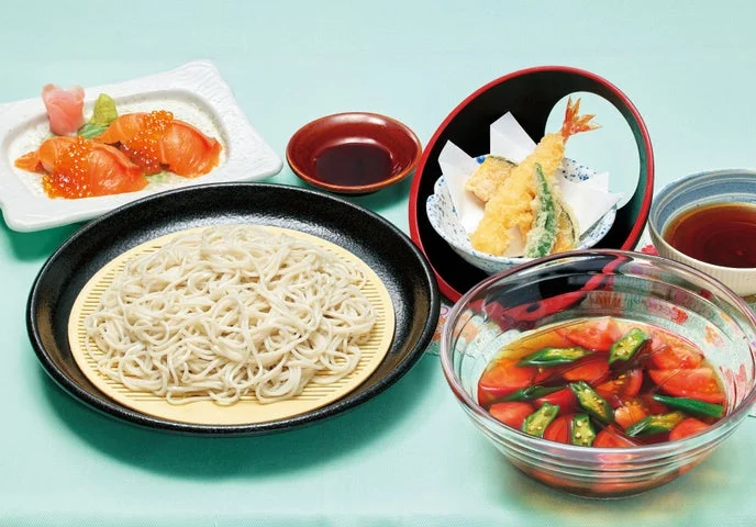 昆布とトマトのつけそば、天ぷら、いくらサーモン寿司のセット。