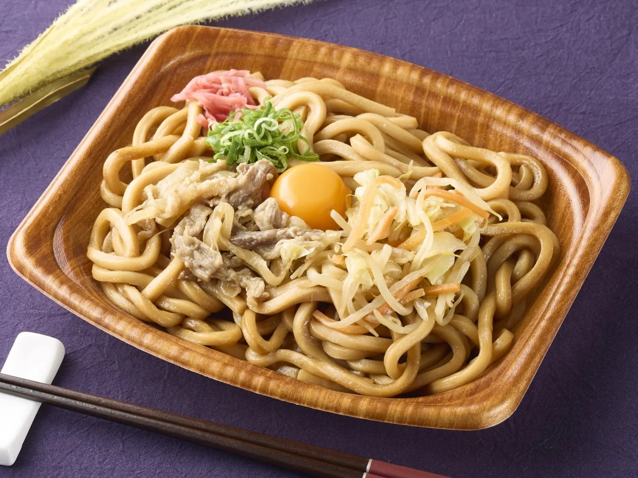 容器に入ったすき焼き風月見焼うどん