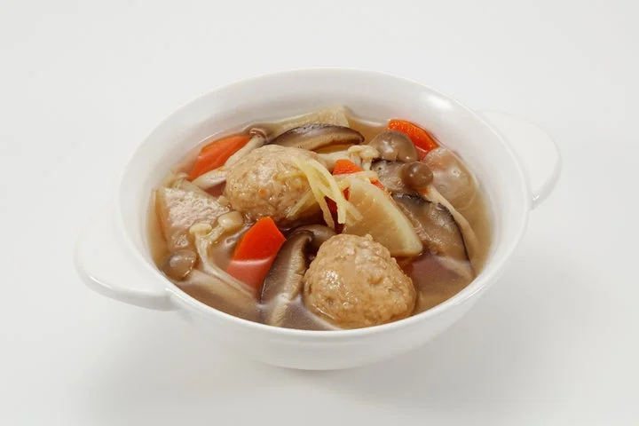 器に盛り付けられた「鶏団子生姜スープ」