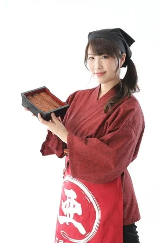 江戸名代亜門の制服を着たスタッフがうなぎ弁当を持っている様子