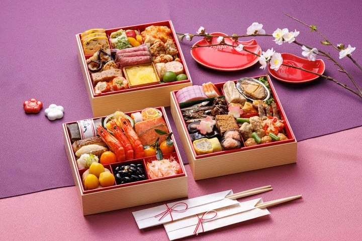 「銀の森おせち 和」の三段重と箸、装飾品