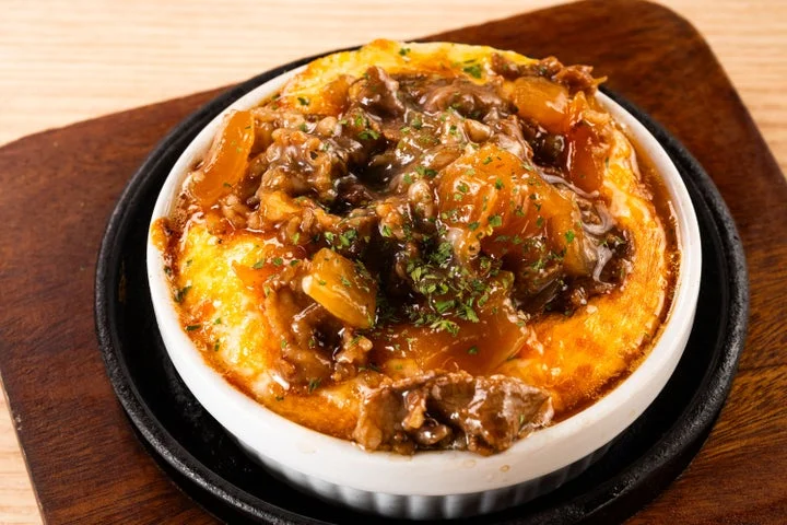 鉄板に乗った和牛ふっくら玉子焼き