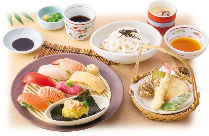 寿司盛り合わせと天ぷら、うどんがセットになった季節のすし和膳。