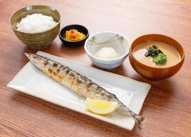 さんま塩焼き1尾、ご飯、味噌汁、小鉢の定食セット