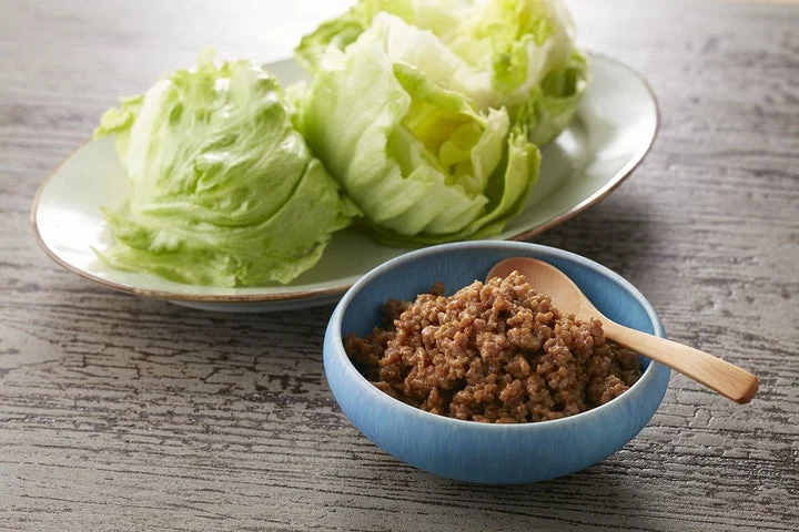 レタスと肉味噌そぼろの盛り付け例