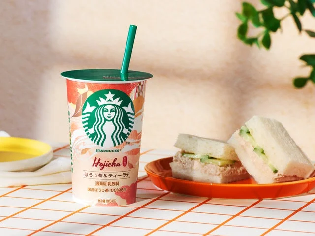 ほうじ茶＆ティーラテとツナときゅうりのサンドイッチの組み合わせ