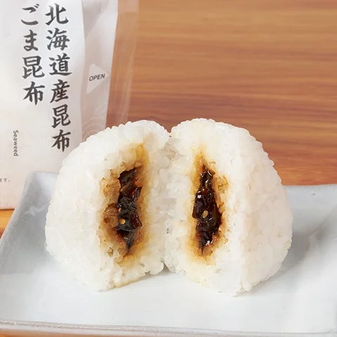 断面が見える北海道産昆布ごま昆布おむすびとパッケージ