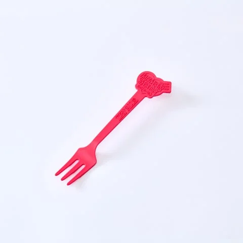 HUMAN MADEデザインの赤いフォーク