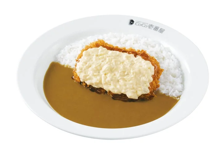 手仕込チキン南蛮カツカレーの盛り付け写真。タルタルソースがかかっている。