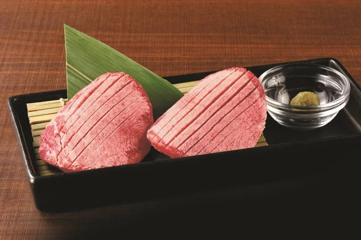 わさびが添えられた厚切りの上タン塩
