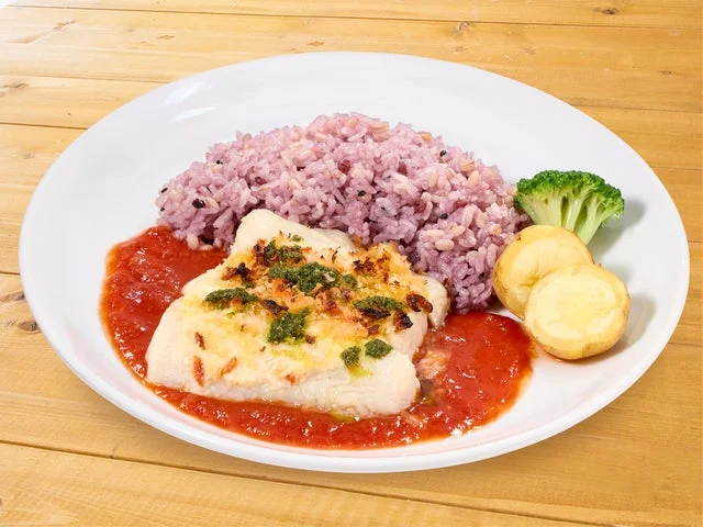 白身魚のオーブン焼きと雑穀米のプレート料理