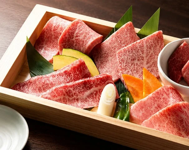 木箱に盛り付けられたサシの細かい神戸牛の肉と野菜