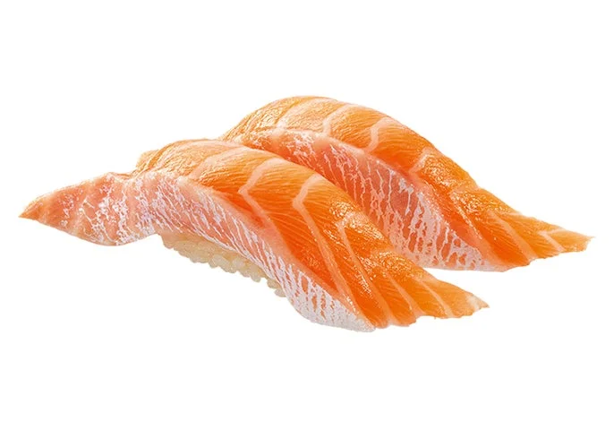白背景に並べられた生サーモンの握り寿司