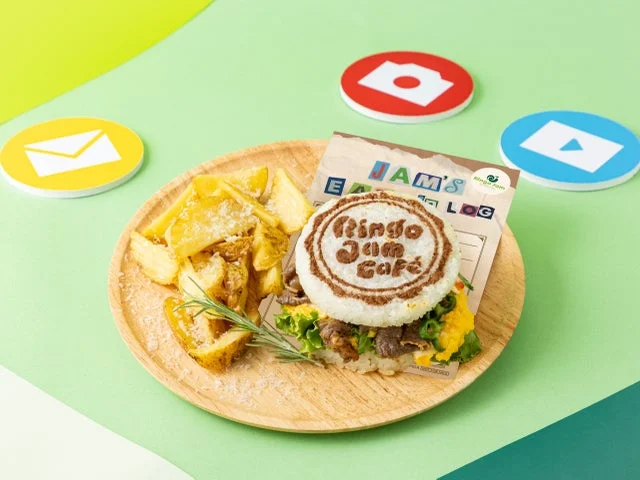 木製プレートに盛られたライスバーガーとポテト、背景にアプリ風アイコンのコースター