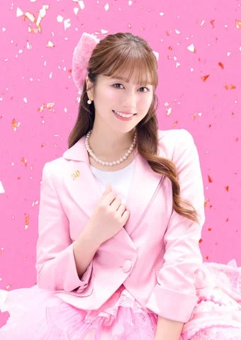 ピンクのスーツ姿の佐々木彩夏さんのポートレート