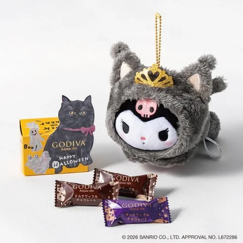 黒ネコフードを着たクロミぬいぐるみとGクリスピーショコラ3粒