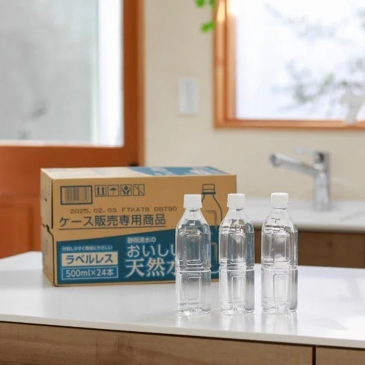 おいしい天然水 ラベルレス 500mL×24本入りのケースとボトル