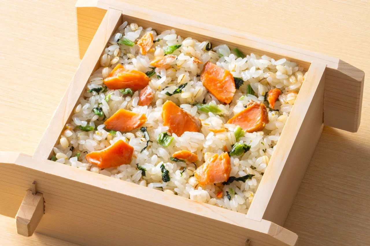もち麦入り 梅ひじきおこわのせいろ盛り