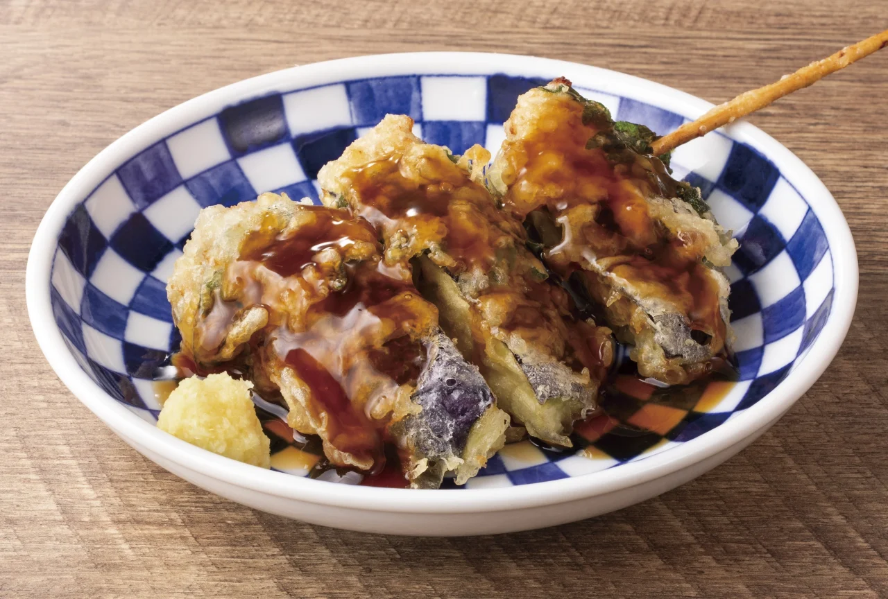 秋なすと大葉のつくね挟み揚げの揚げ物とタレ
