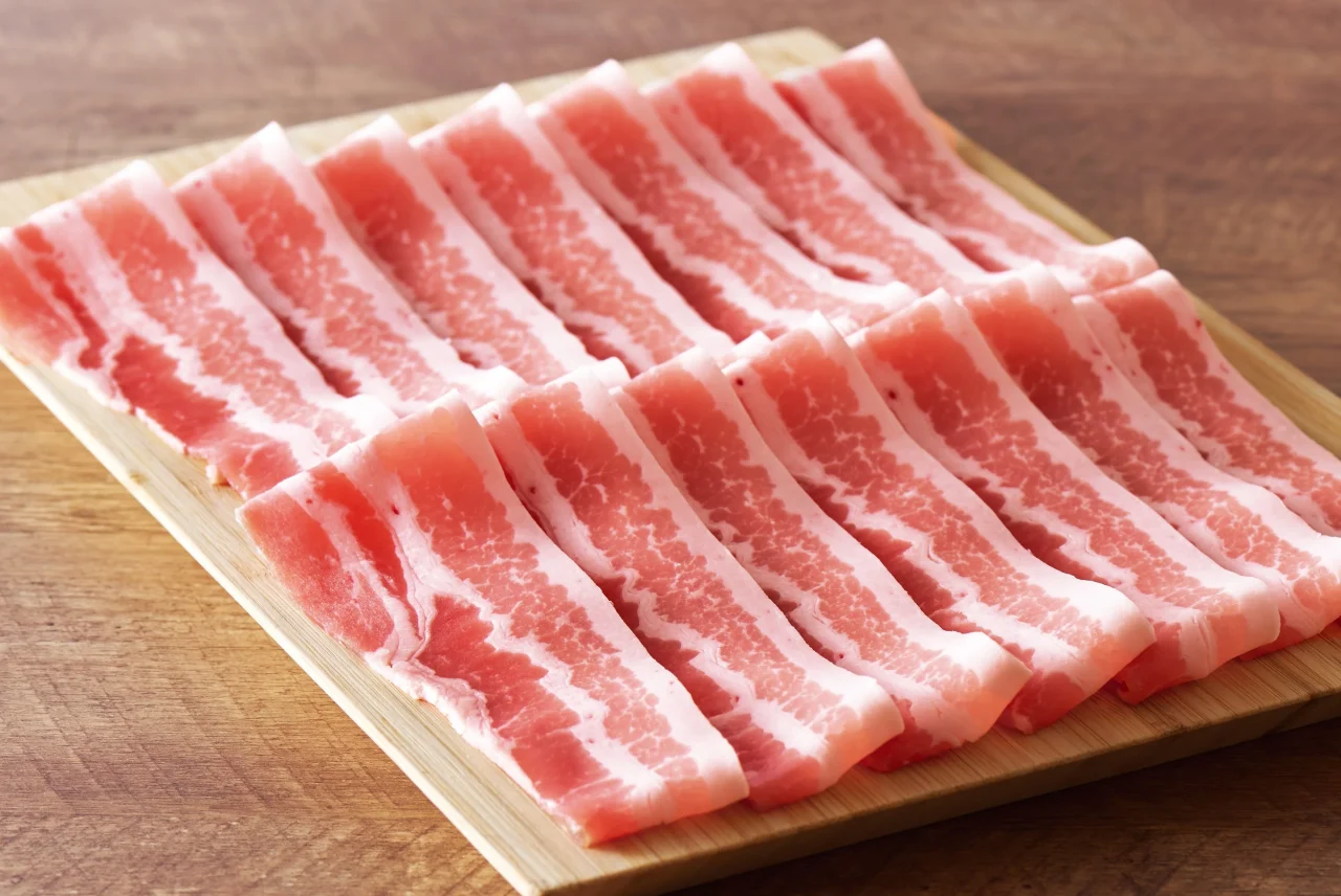 三元豚しゃぶの薄切り肉を竹の皿に並べた様子