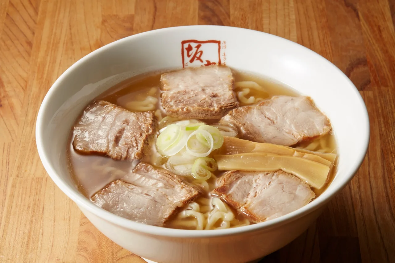 喜多方ラーメンの白碗盛り付け写真