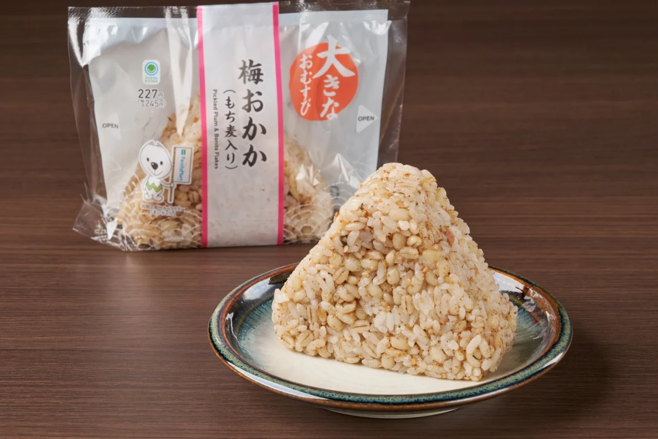 大きなおむすび 梅おかか（もち麦入り）のパッケージと、おかか入りの三角形のおむすび