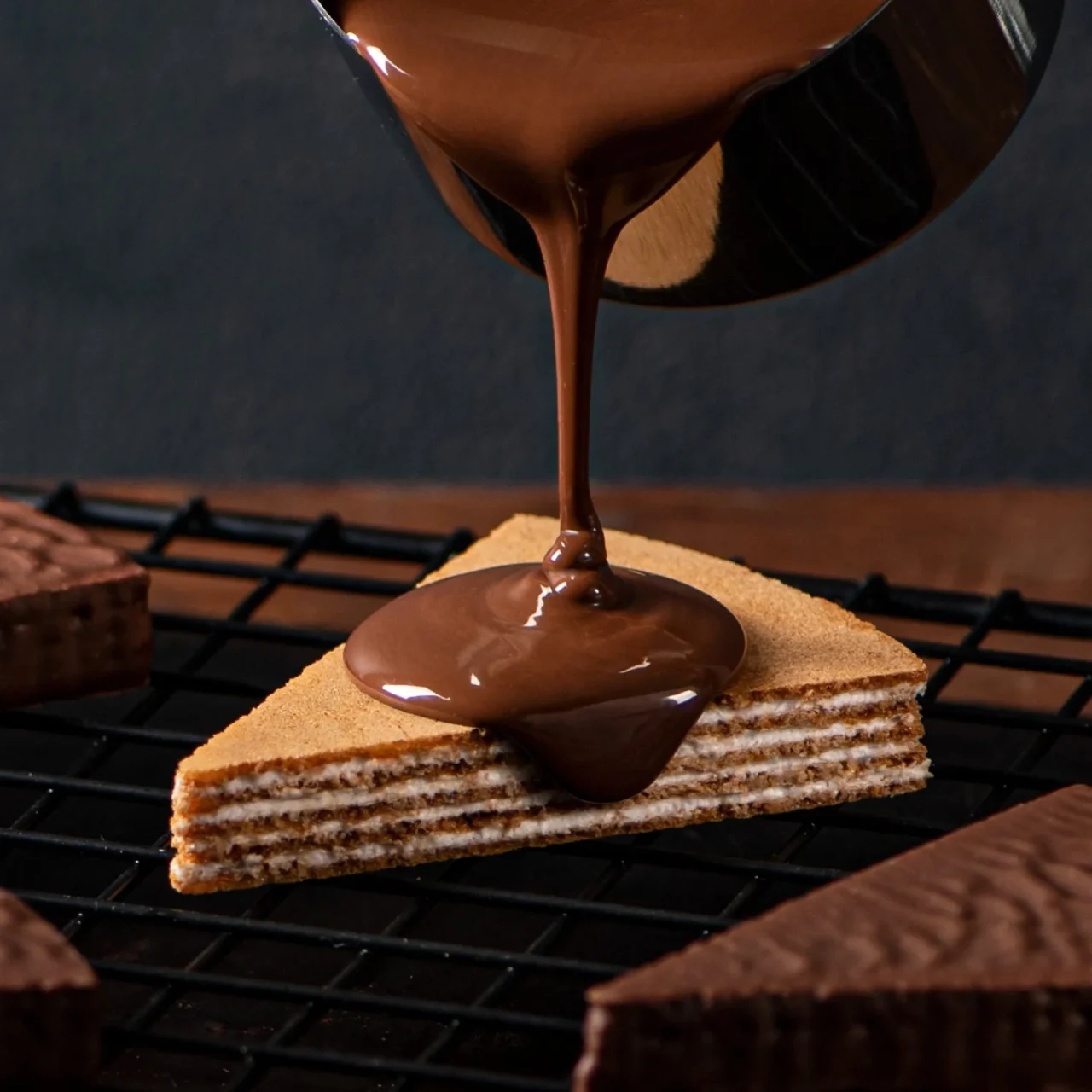 ゴーフレールの断面と、チョコを注ぐ様子