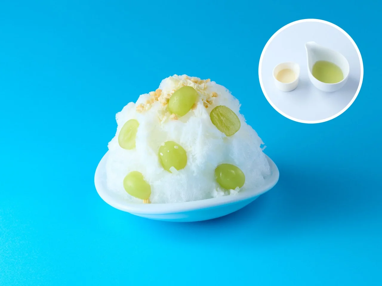 純氷ふわふわかき氷 ミニ！シャインマスカット。白い皿に盛られたふわふわのかき氷に、緑色のシャインマス