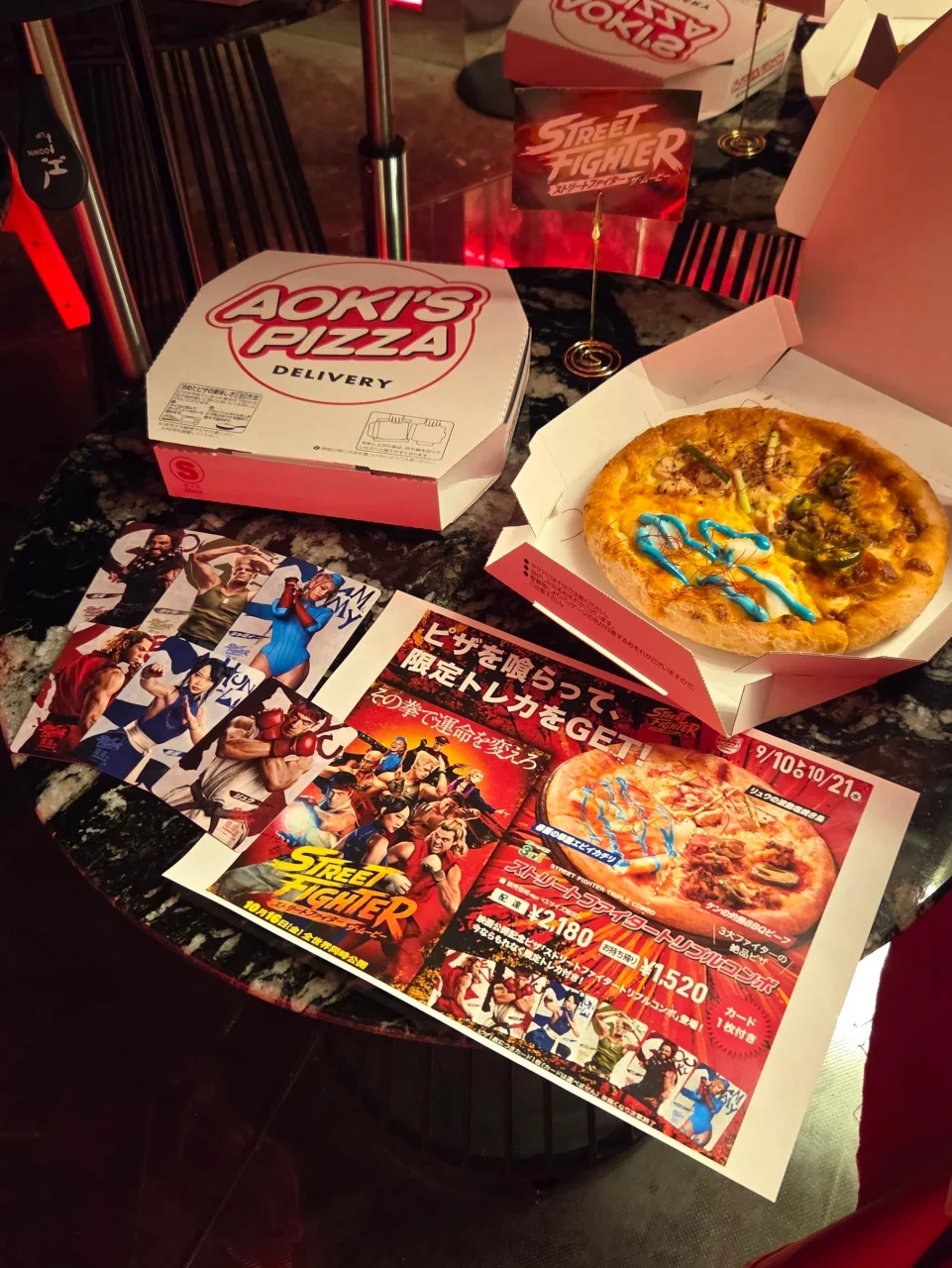 ストリートファイタートリプルコンボのピザとトレカ、フライヤー