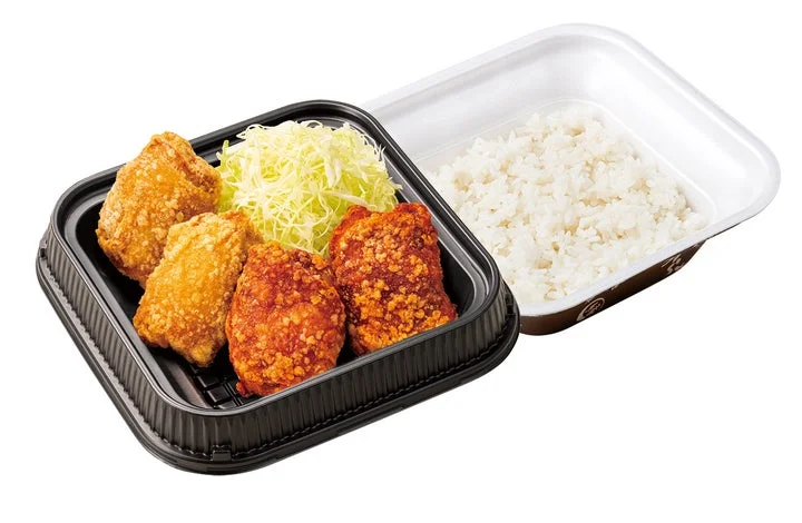 テイクアウト用容器に入った旨辛にんにくからあげ合盛り弁当