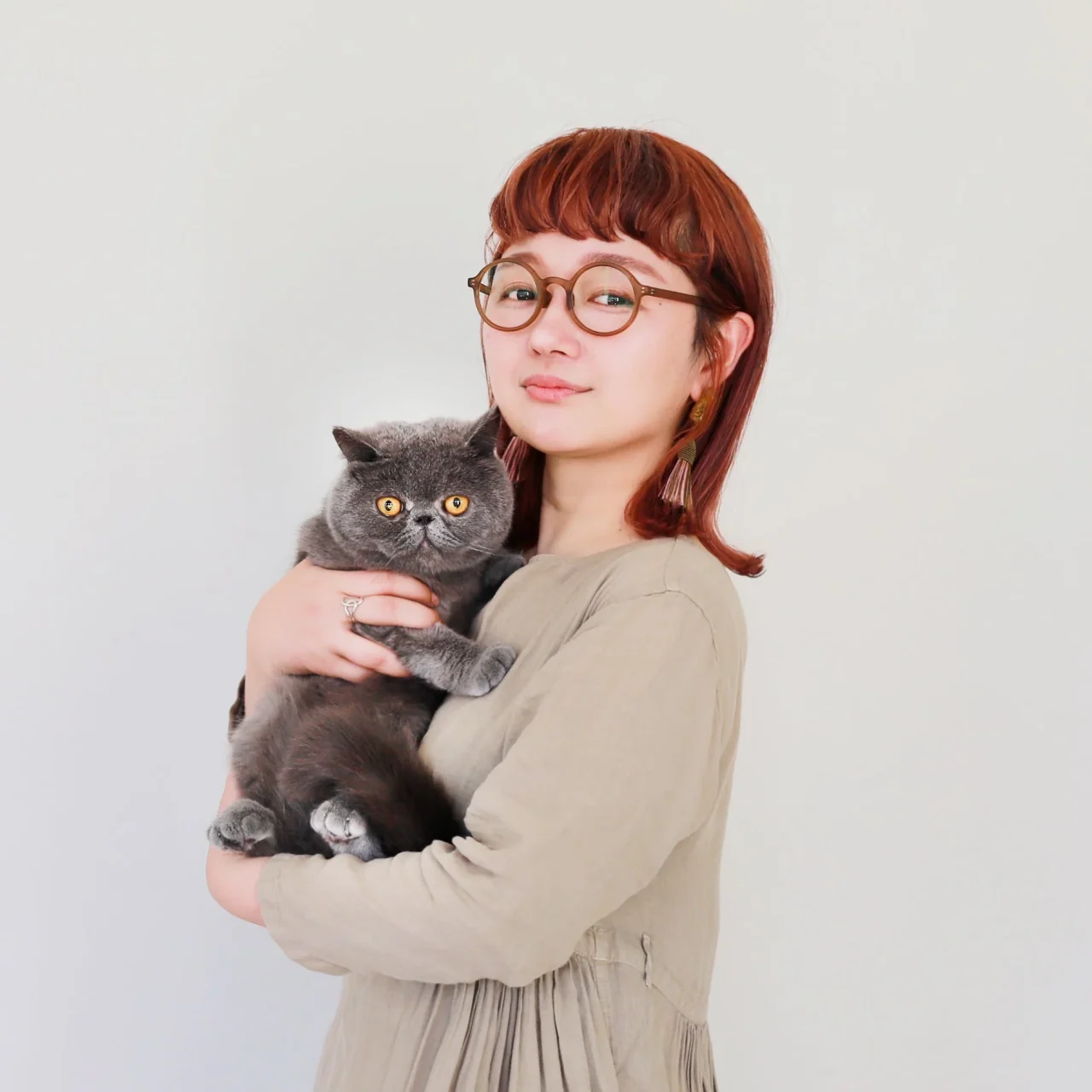 猫専門イラストレーターCoony（クーニー）さんが猫を抱くポートレート