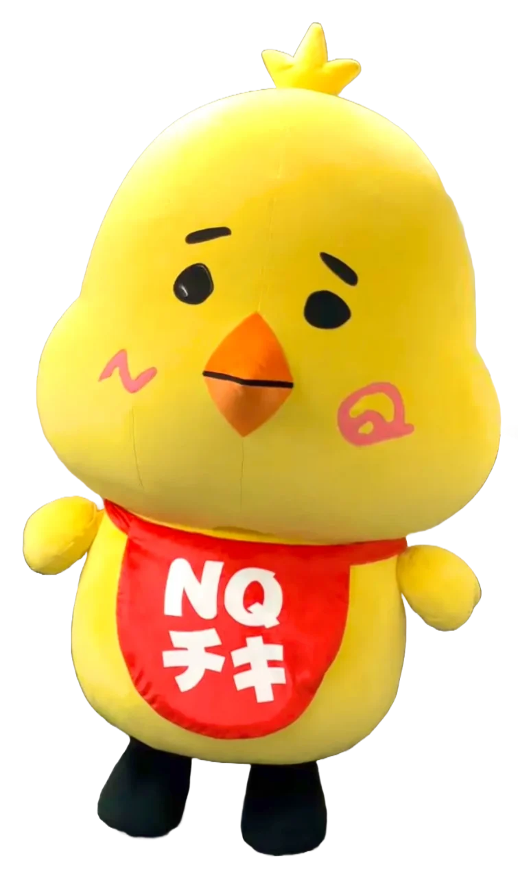 赤いエプロンにNQチキの文字がある黄色い鳥のキャラクター