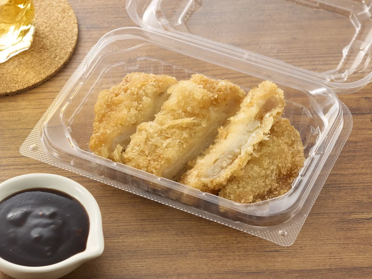 名古屋風 味噌カツのイメージ画像。透明容器に入ったカツと味噌だれ
