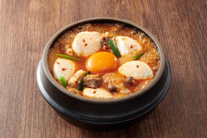 調理された牛すじ入りスン豆腐チゲ