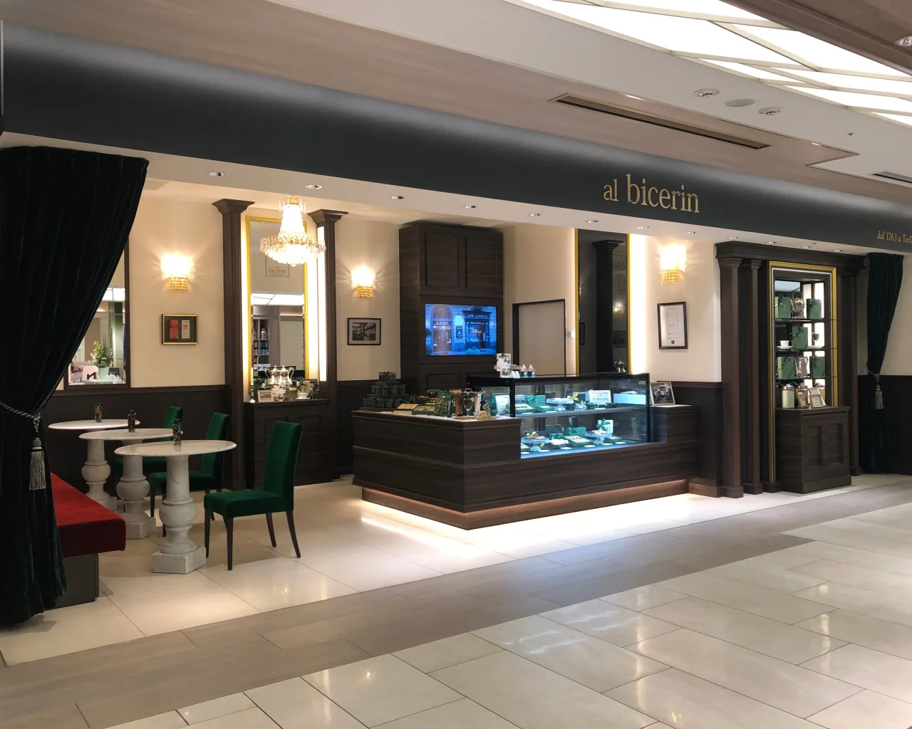 銀座シックス店の店内。緑の椅子とショーケースが並ぶ
