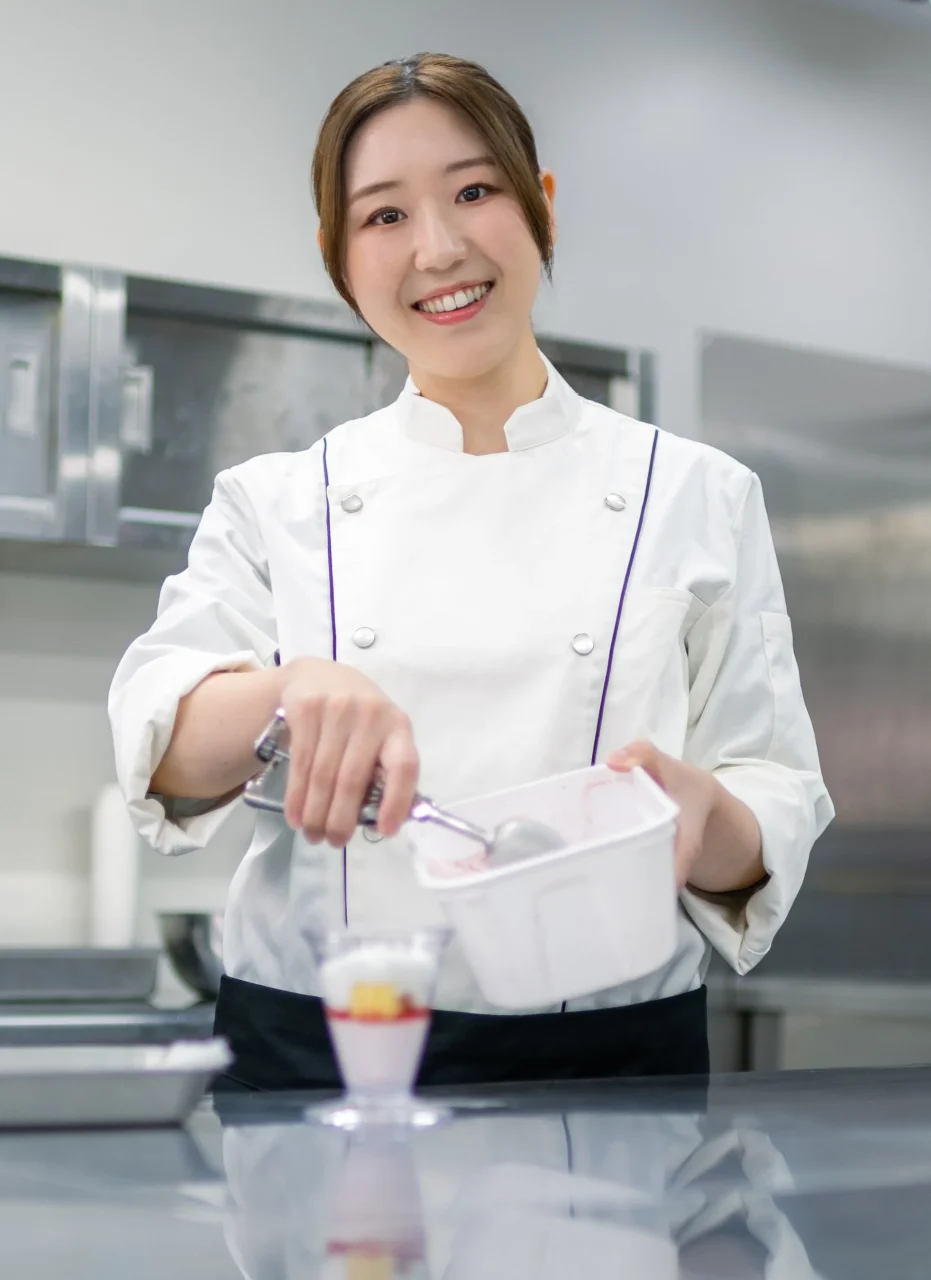 内平愛理がキッチンでスイーツを盛り付ける姿