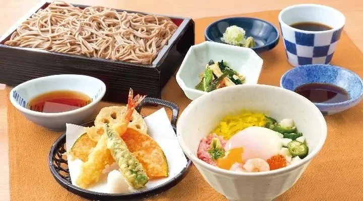 夢庵御膳の天ぷら、丼物、汁物、小鉢が並んだ和食セット