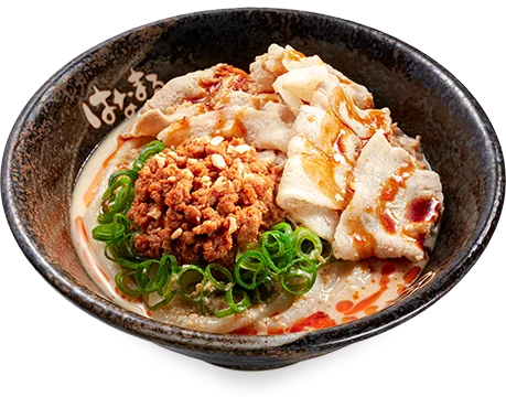 豚しゃぶごま担々。黒い丼にうどん、豚肉、ネギ、挽肉、ごまだれ。