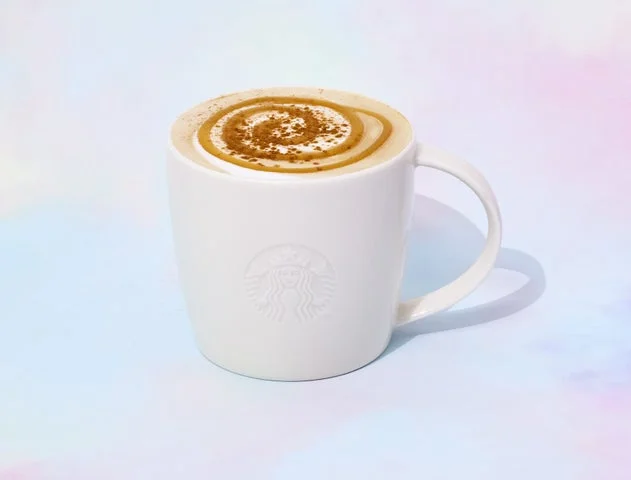 シナモンパウダーとメープルソースでカスタマイズされたカプチーノ