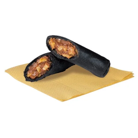 黒い生地で包まれたチョコバナナ味のサクとろスイーツロール