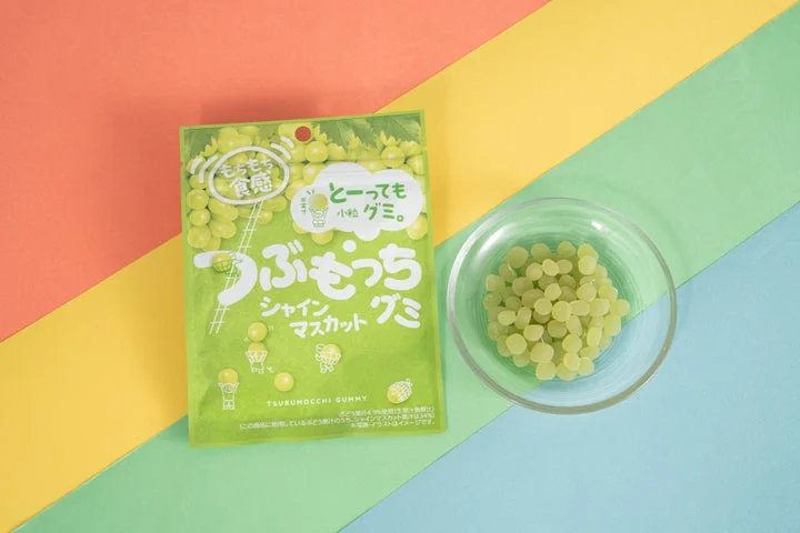つぶもっちグミシャインマスカットのパッケージとグミ