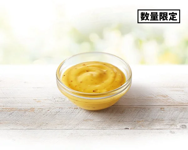 小皿に入ったマスタードソース