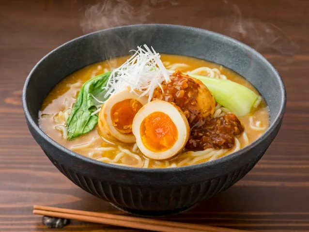 ラーメンにトッピングされた「担々風たまご」の盛り付け例
