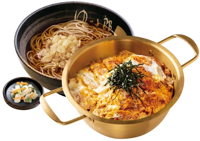 鍋に入った倍盛かつ丼とそばのセット。