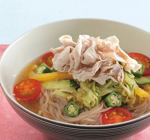 豚しゃぶと夏野菜をのせた水冷麺のサラダ冷麺