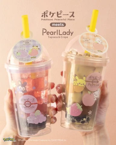 両手でポケピースコラボドリンクを持っている様子