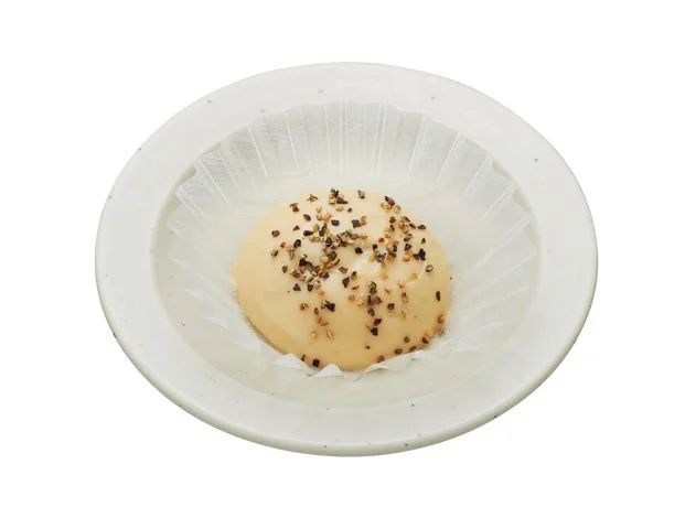 小皿に入ったトリュフマヨソース