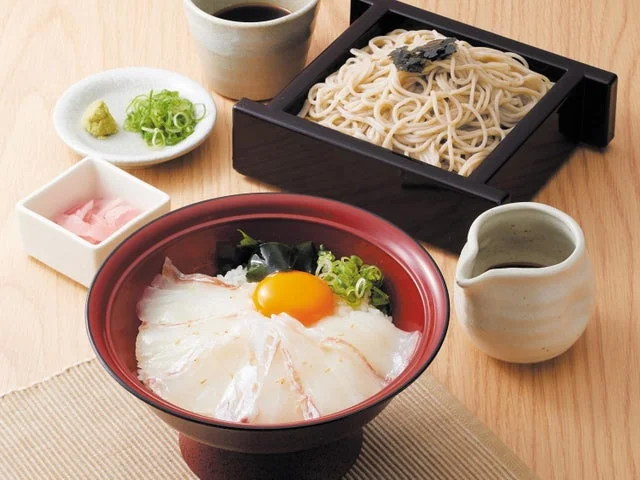宇和島風鯛めしセット。鯛の切り身が乗った丼とそばのセット。